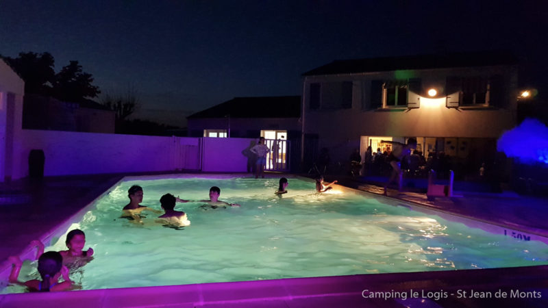 Animations le soir autour de la piscine du camping