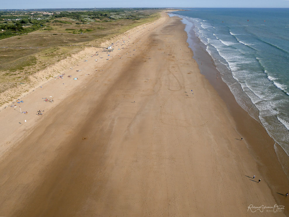 Grande plage à perte de vue à saint gilles croix de vie